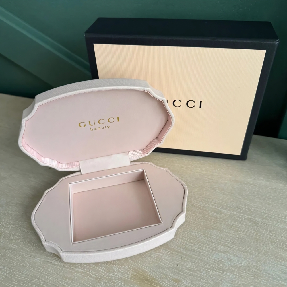 GUCCI Beauty Clam Jewelry/Lipstick Case & It comes with a box. GWP NEW -PINK